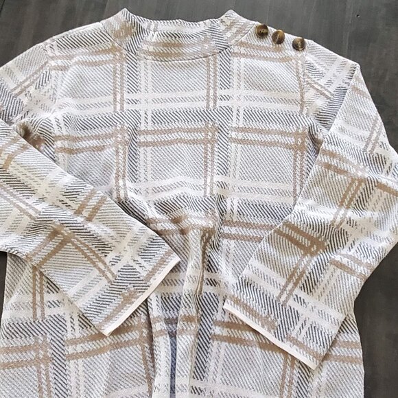 Cleo cream and tan plaid sweater, XXL, button detail - Picture 5 of 5